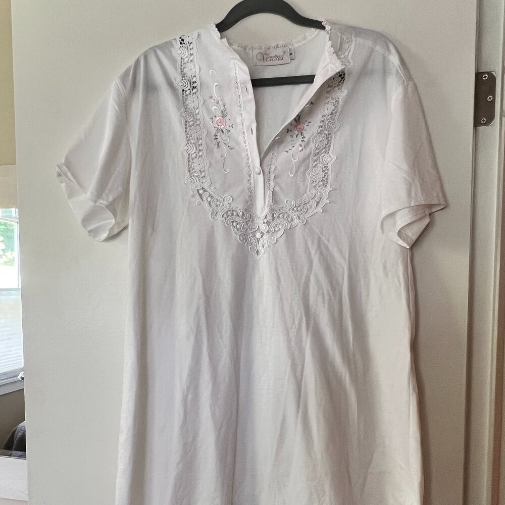 Small Vintage Verena nightshirt100% cotton short sleeve floral lace made USA